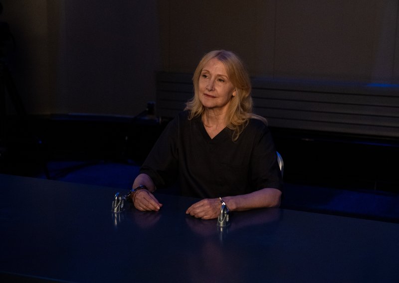 Patricia Clarkson predvodi napeti špijunski triler o izdaji, nadzoru i borbi za istinu