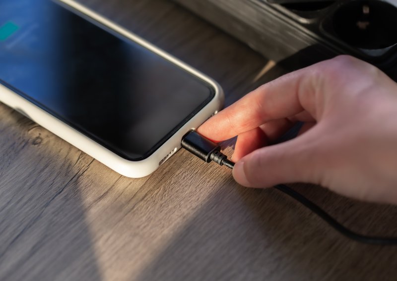 Ponovno vam je pukao kabel za punjenje mobitela? Evo kako to izbjeći
