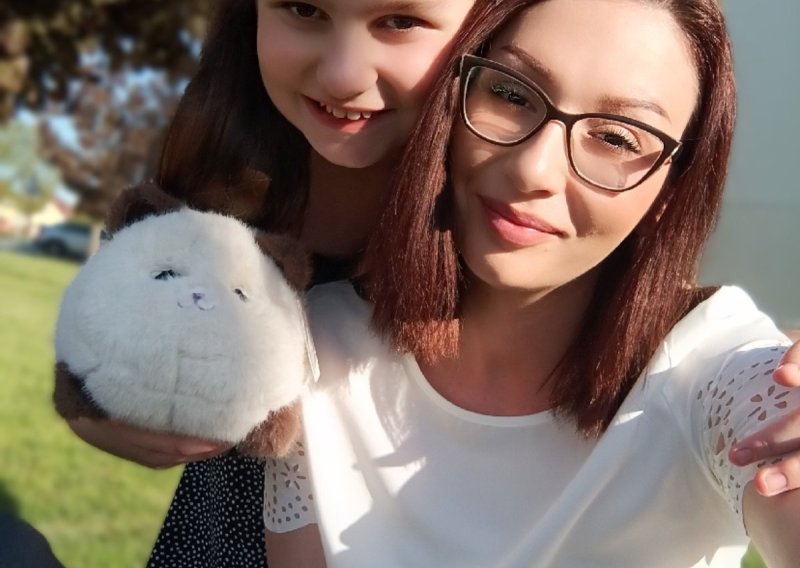 'Mama, uspjela sam!' Djevojčica koja se liječila od maligne bolesti donirala kosu djeci na onkologiji