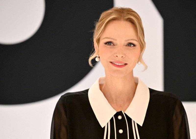 Princeza Charlene u bluzi koja podiže svaku kombinaciju s crnim hlačama, ali i pegla struk