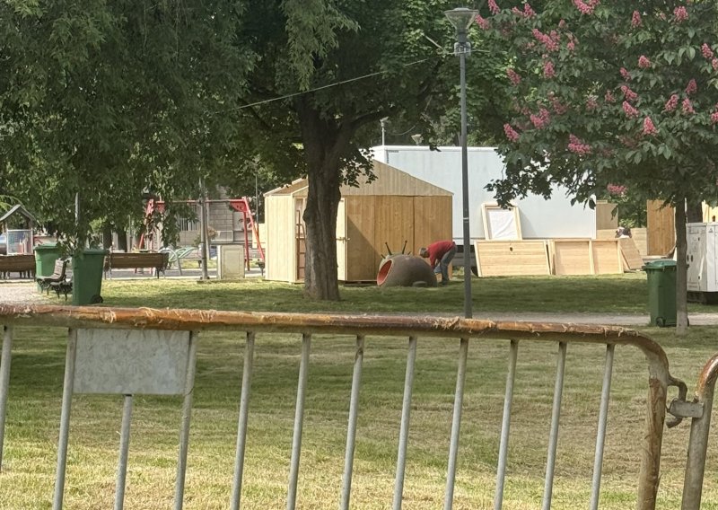 Ćacilend se širi: U 'kampu' Vučićevih pristaša osvanule drvene kućice