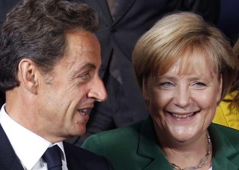 Sarkozy je pokleknuo pred Merkel