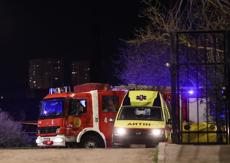 Ako se ovaj znak upali, odmah stanite i izađite iz auta