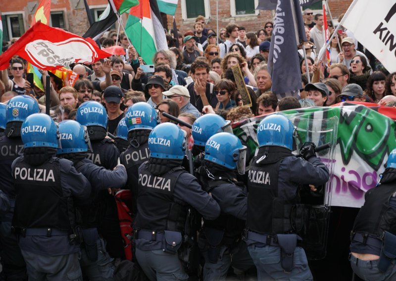 Kaos u Veneciji, Bijenale u plamenu: Štrajkovi, ružičasti dim i policijski kordoni