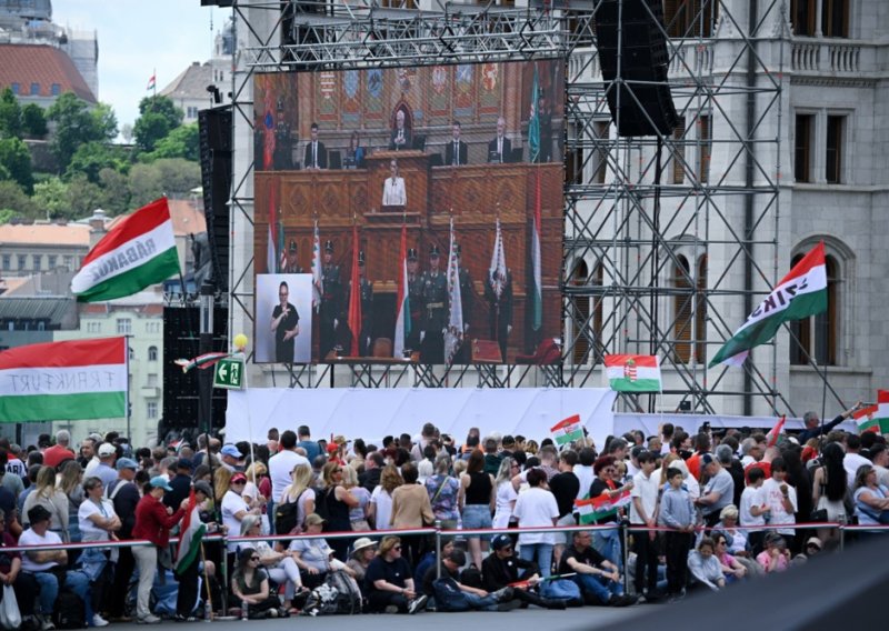 FOTO Povijesni dan u Mađarskoj: 'Vraćamo europsku zastavu u parlament'