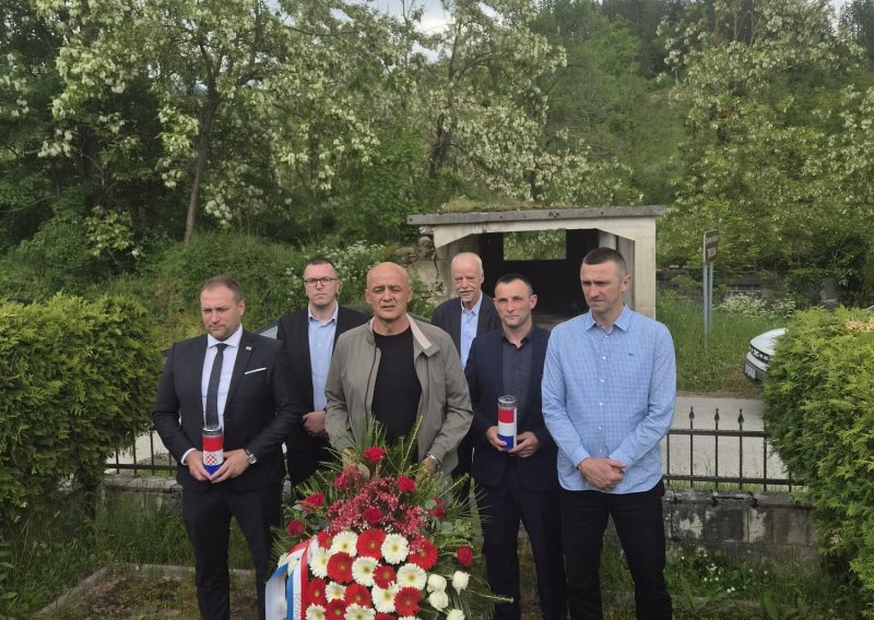 Penava i Vlajčić položili vijenac i zapalili svijeće za ubijene Hrvate kod Konjica