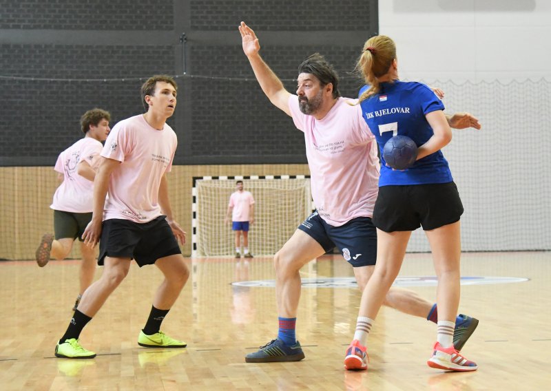 Goran Navojec okupio glumce, bivše sportaše i političare: Sportsko natjecanje na kazališnom festivalu