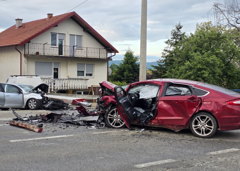 FOTO Stravičan sudar kod Požege: Vatrogasci rezali vozila da izvuku ljude, cesta zatvorena