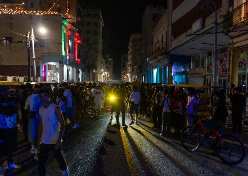 Kuba u mraku, ali ljudi nastavljaju živjeti: Sablasne fotografije iz Havane