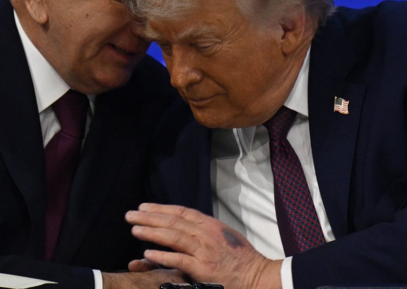 Modrice na rukama i pitanja o zdravlju: Trump ide na pregled u vojnu bolnicu