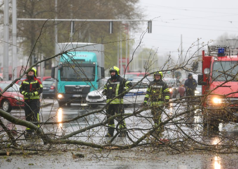 Nevrijeme pogodilo Zagreb: Evo koje linije ne voze