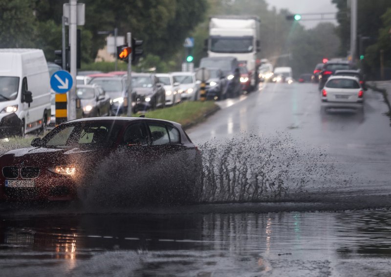Nevrijeme pogodilo Zagreb: Evo koje linije ne voze