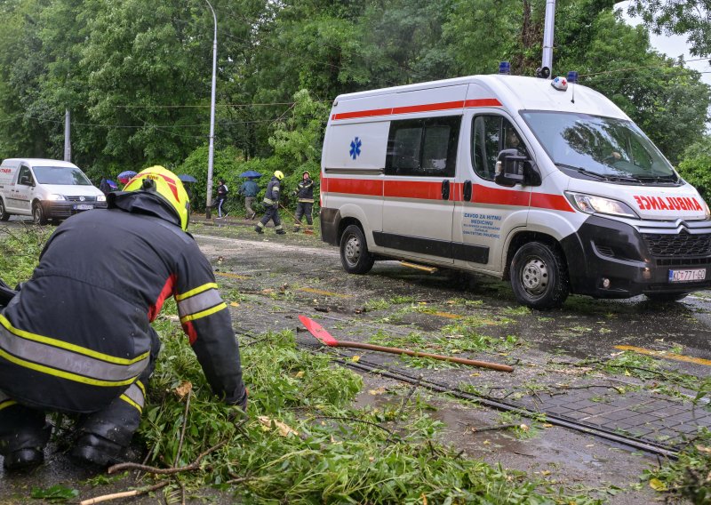 Kaos nakon oluje u Zagrebu: Padala stabla, letjeli krovovi, ozlijeđena jedna osoba