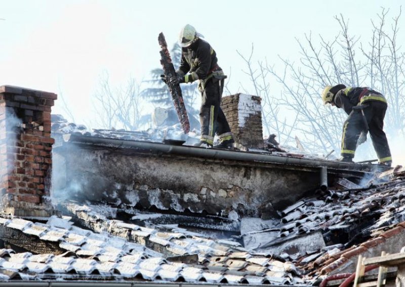 Vatrogasac teško ozlijeđen u gašenju požara