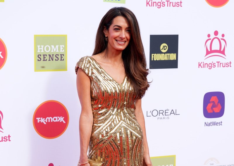 Oduševila odabirom: Zlatna haljina Amal Clooney s razlogom izgleda poznato
