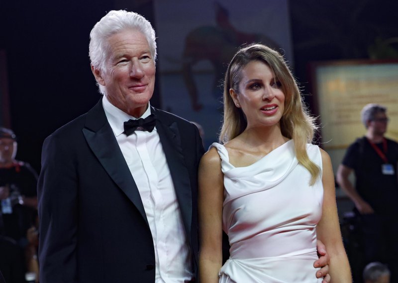 Supruga Richarda Gerea objavila je intimne fotografije s njihovog vjenčanja i otkrila predivnu vjenčanicu