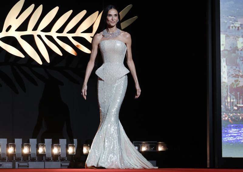 Demi Moore pojavila se u spektakularnoj haljini, a na kraju zbog mršavosti izazvala lavinu komentara