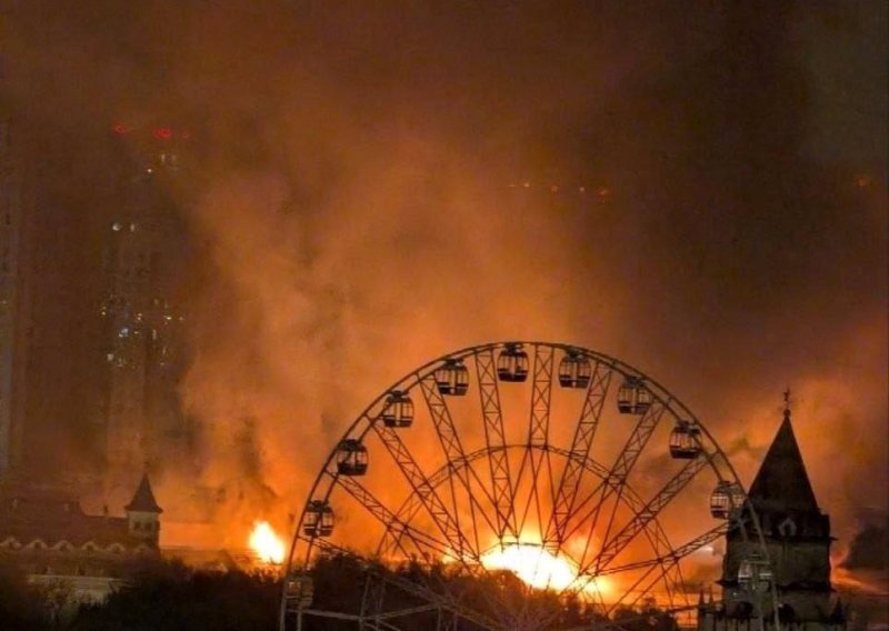 VIDEO Planuo ogroman požar u Moskvi: Vatra guta poznati turistički kompleks