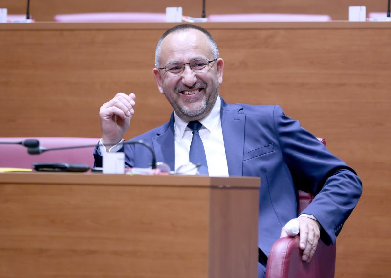 Zekanović: Osjeća li Most razliku u bifteku kad ga umjesto Hrvata spremi Filipinac?