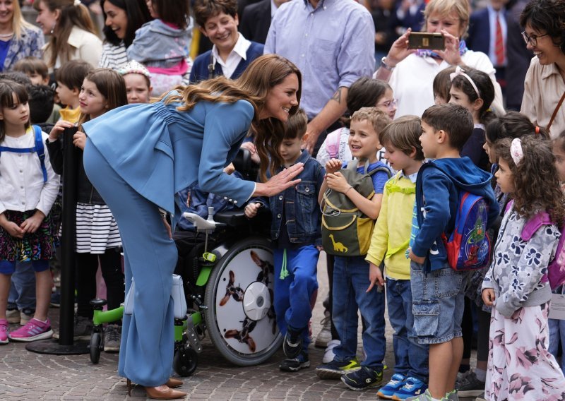Kate Middleton prekršila protokol: Snimala selfije i razgovarala s djecom na - talijanskom