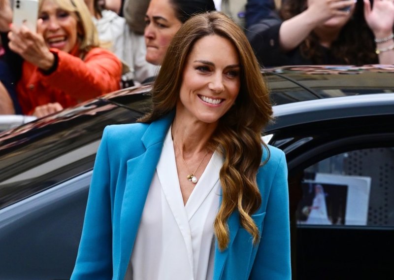 Kate Middleton ovim odijelom zasjenila je dotjerane Talijanke, a cipele su baš hrabar izbor