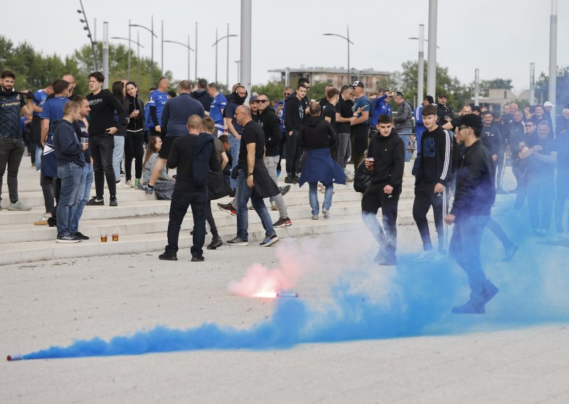 Navijači Dinama i Rijeke pristižu na Opus Arenu! Pogledajte užarenu atmosferu iz Osijeka