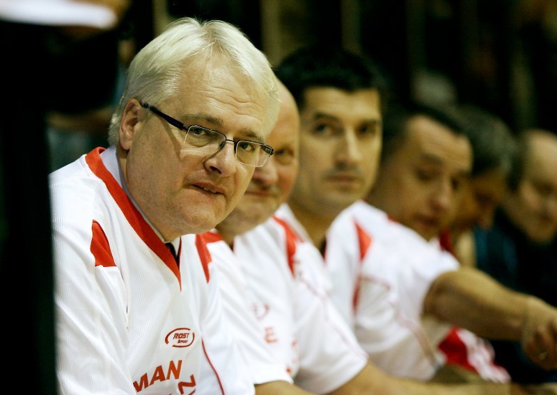 Josipović sa savjetnicima igra nogomet
