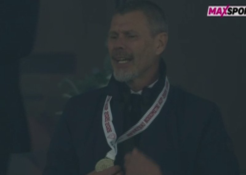 Pogledajte Zvonu Bobana kako u transu pjeva klasik Novih fosila