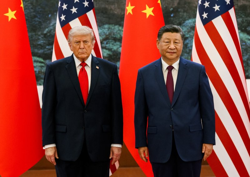 Smrknuti Trump ostao bez 'velikog Xijevog zagrljaja'