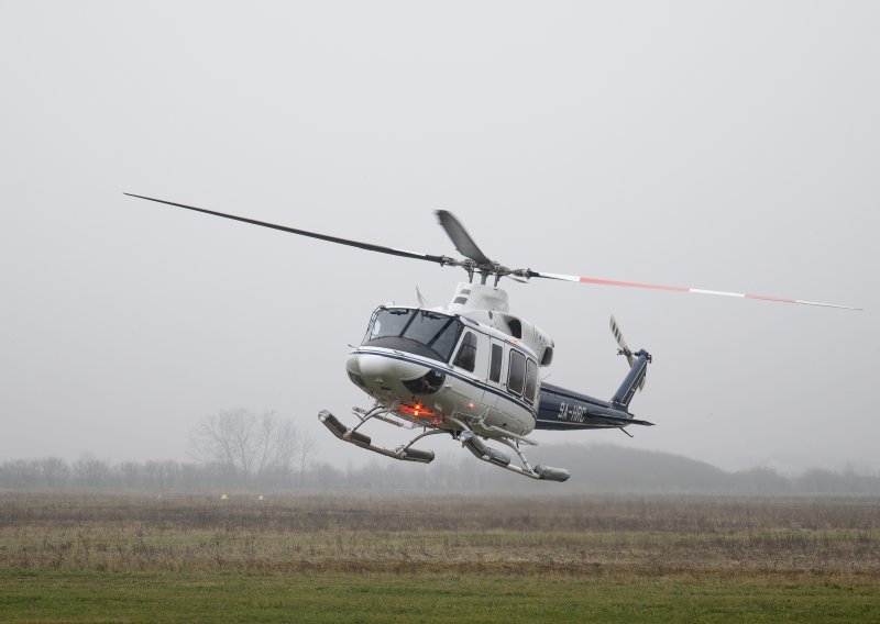 Helikopter MUP-a u niskom letu iznad Trga bana Jelačića