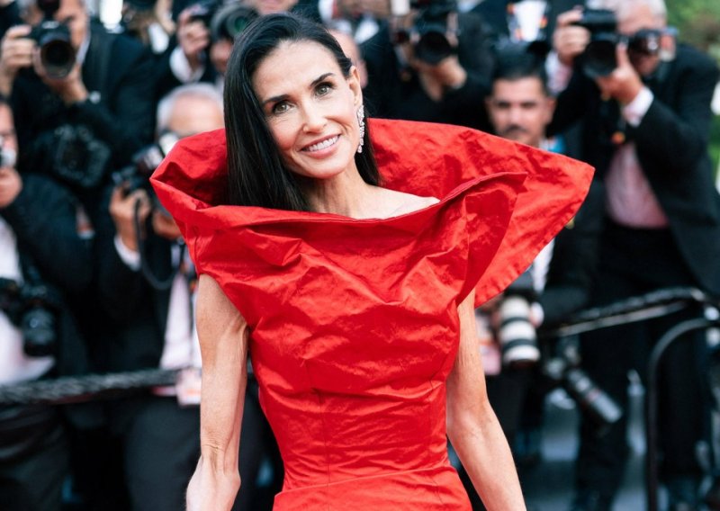 Demi Moore ovom haljinom izazvala je lavinu komentara: 'Izgleda nestvarno'