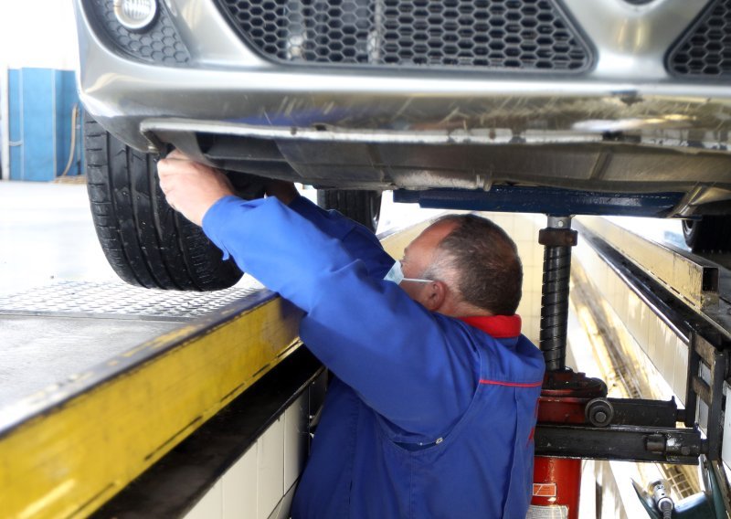 Mnogi vozači ignoriraju ovu poruku u automobilu: Evo što savjetuje HAK-ov stručnjak