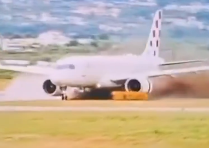 [VIDEO] Pogledajte kako je avion Croatia Airlinesa izašao s piste i udario u oznake i svjetla