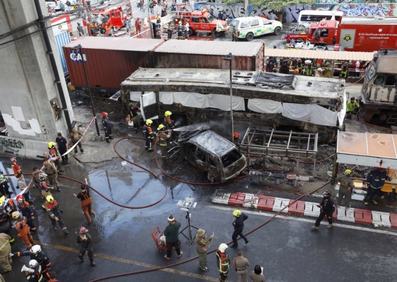 Užas na Tajlandu: Najmanje 8 poginulih i 32 ozlijeđenih nakon sudara vlaka i autobusa