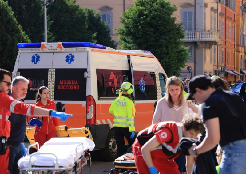 Objavljeni detalji strave iz Modene: Nakon što se autom zabio u pješake vozač je mahao nožem