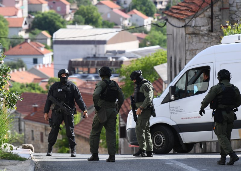 FOTO Duge cijevi na ulicama Drniša: Cure detalji ubojstva 19-godišnjaka