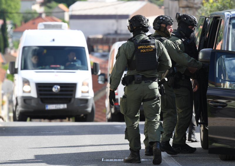 Drnišani u strahu: Policija pretražuje automobile i napuštene kuće, pod nadzorom izlaz iz grada