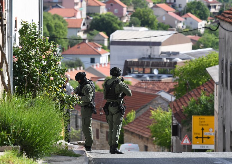 Policija u potjeri: Osumnjičeni za brutalno ubojstvo u Drnišu već im je poznat