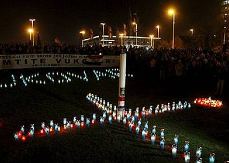 Zapalimo svijeće za žrtve i mir u Vukovaru!