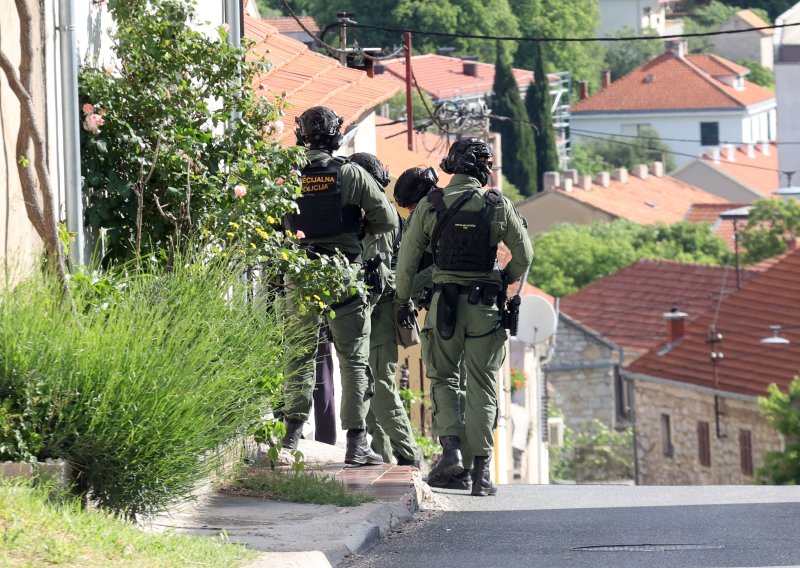 Drnišani ogorčeni: Kad su mu našli oružje s njim je bio spisak 12 žena koje je htio likvidirati
