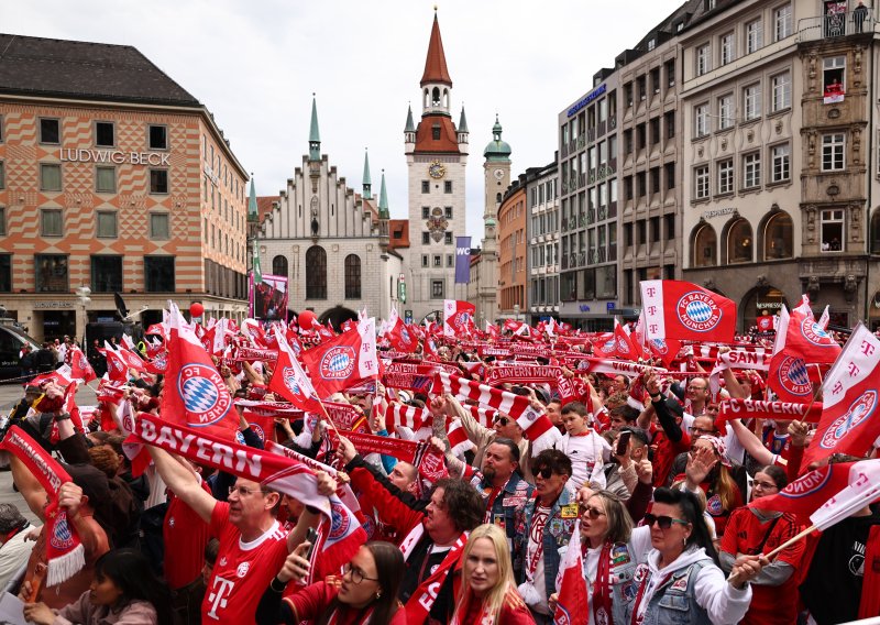 München slavio, a Kompany zaboravio pehar! Trenerova supruga spasila stvar
