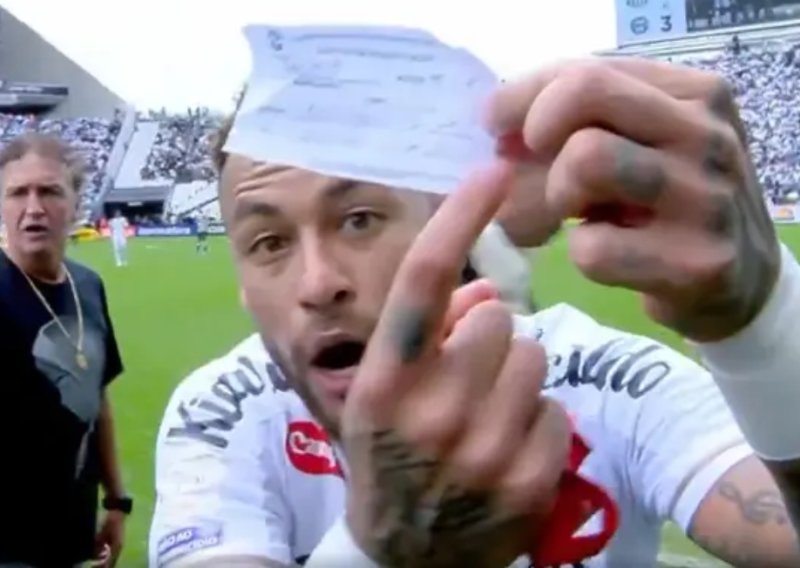 Bijesni Neymar uzeo papir od sudaca i pokazao ga u kameru: Bizarna scena kakva se rijetko viđa