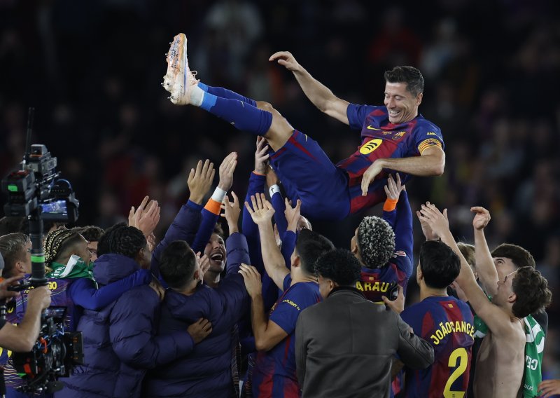 Emotivne scene: Pogledajte kako se Lewandowski oprostio od Barcelone