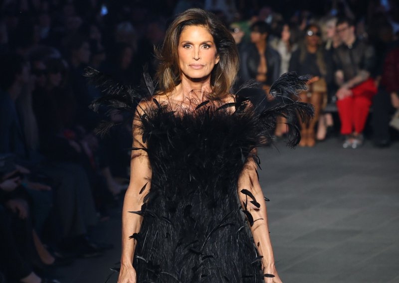 Stvorila pomutnju na Guccijevoj reviji: Cindy Crawford u 60-oj ponovno prošetala modnom pistom