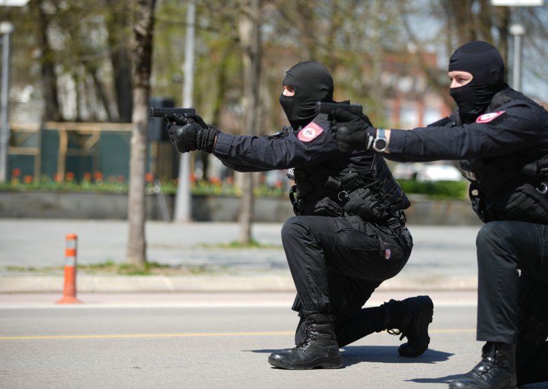 Užas u BiH: Muškarac ubio punicu, teško ranio suprugu pa završio u bolnici