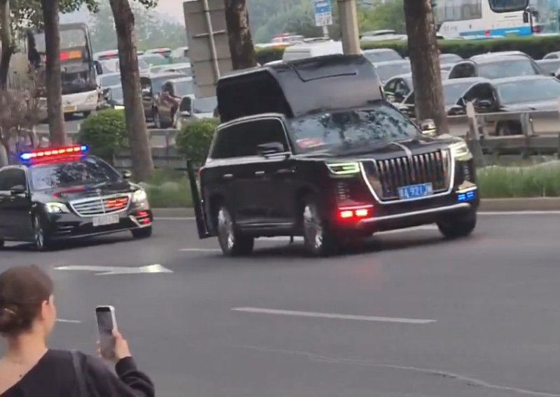 Trumpa su u Kini pratili neobični automobili: O čemu je riječ?