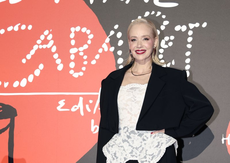 Jelena Rozga odustala od mini haljina i osvanula u hitovima iz 2000-ih