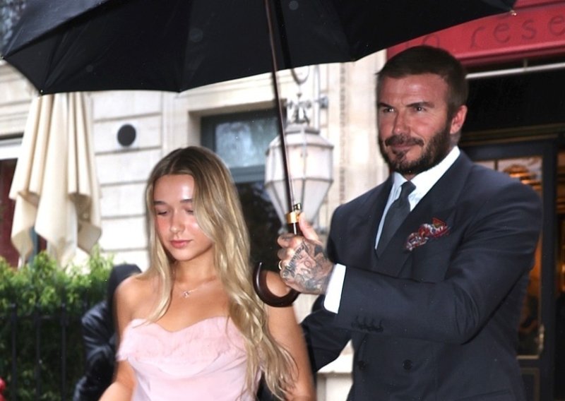 Harper Beckham zablistala u izdanju koje podsjeća na Victoriju iz 90-ih