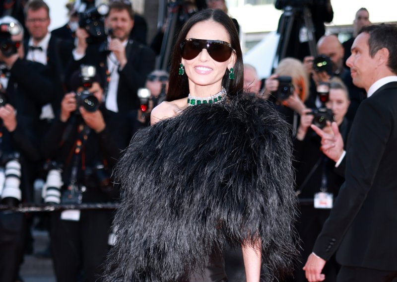 Neočekivani modni zaokret Demi Moore: Ovim glamuroznim izdanjem sve je iznenadila