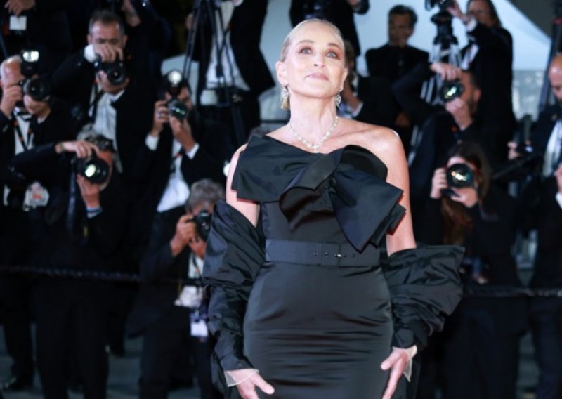 Sharon Stone dokazala da je crna haljina i dalje uvijek najmoćniji izbor
